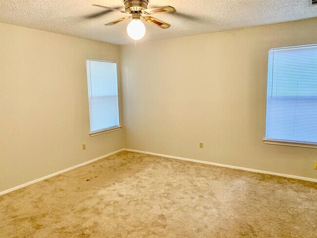 Foto del edificio - 1707 Honeysuckle Ln