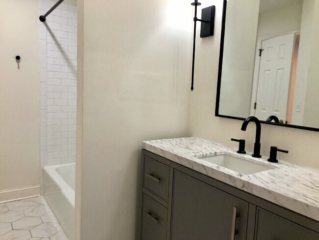 Foto del edificio - 739 Fox Ridge Dr