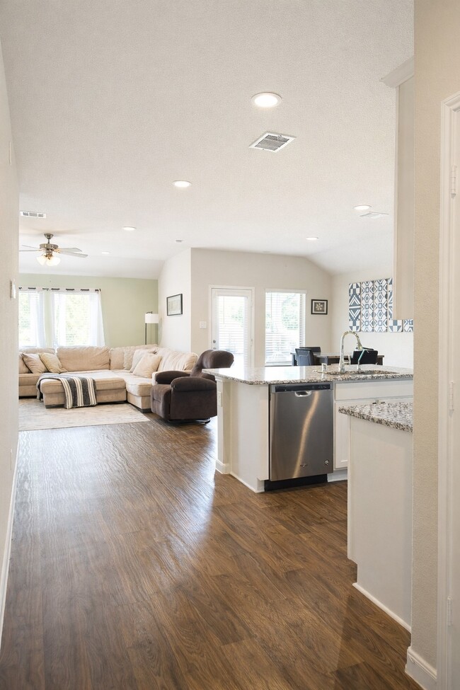 Building Photo - 519 Kickapoo Dr