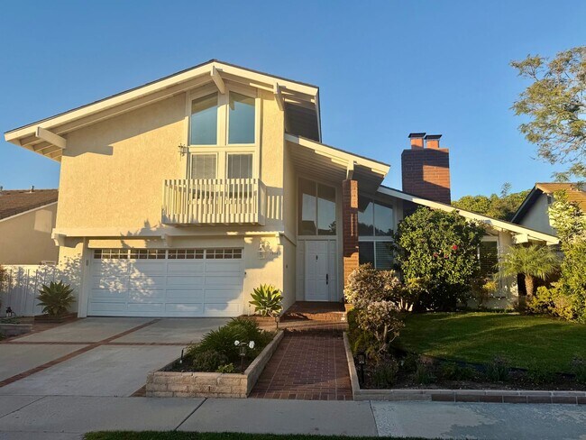 Foto del edificio - Welcome to this beautiful 4 bedroom home in the highly desirable "Port Streets" of Newport Beach