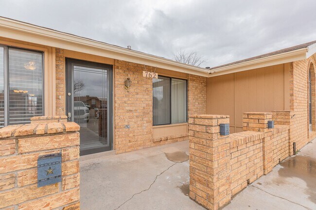 Foto del edificio - Comfortable 2 Bed 2 Bath - Pet Friendly & New Amenities!