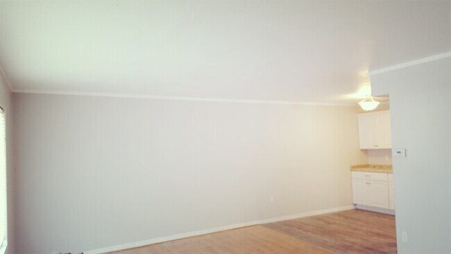 Building Photo - 305 Bernard Ave