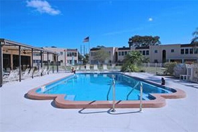 Foto del edificio - 221 Cedarwood Cir