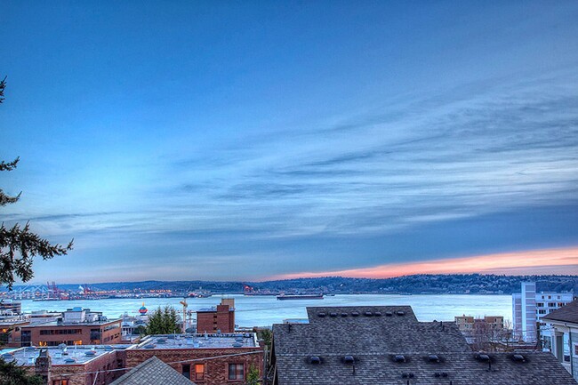 Building Photo - Queen Anne Home