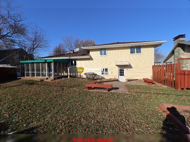 Building Photo - Beautiful Home Appleton