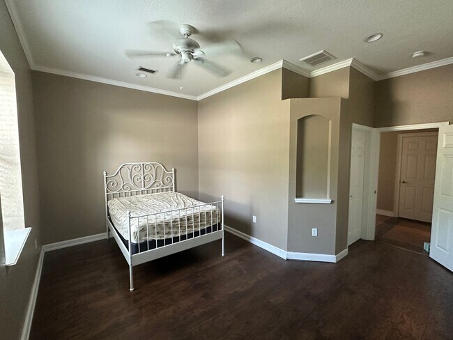 Building Photo - ***Spacious Country Living with Modern Com...