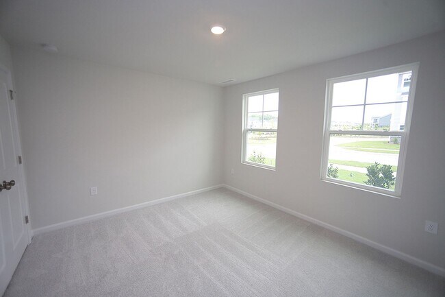 Foto del edificio - Spacious End Unit Townhome in Beautiful Ne...