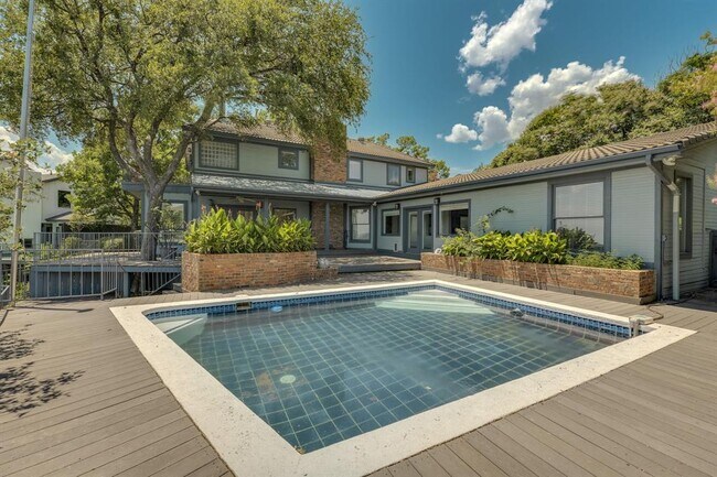 Foto del edificio - 6800 Falcata Cove