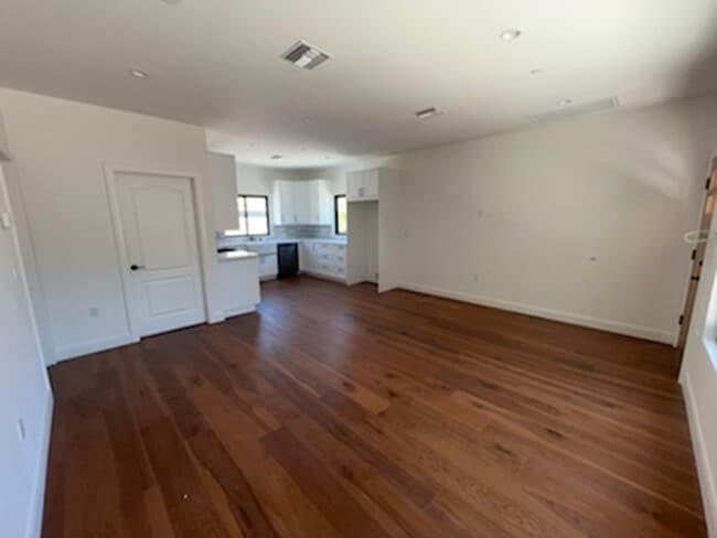 Foto del edificio - 7507 Hesperia Ave