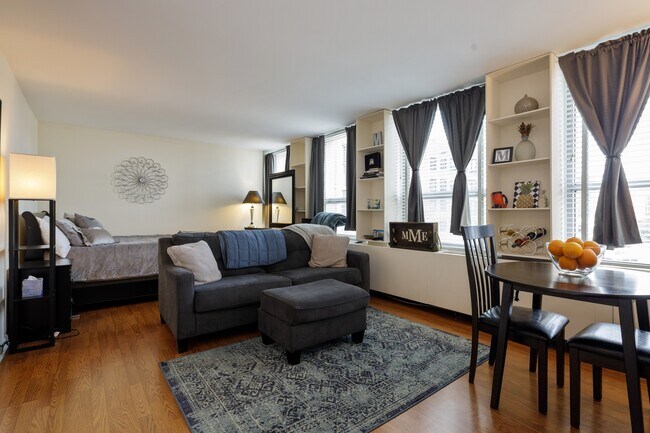 Foto del edificio - 2626 N Lakeview Ave