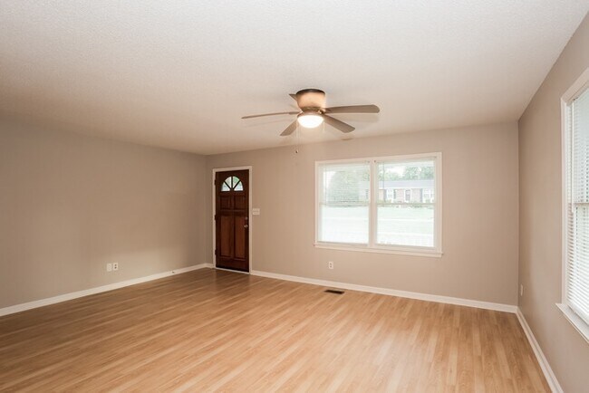 Building Photo - Welcoming 3 Bedroom Home!