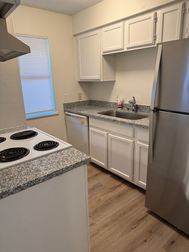 Foto principal - Move-in ready 1-bedroom, 1-bath condo in a...