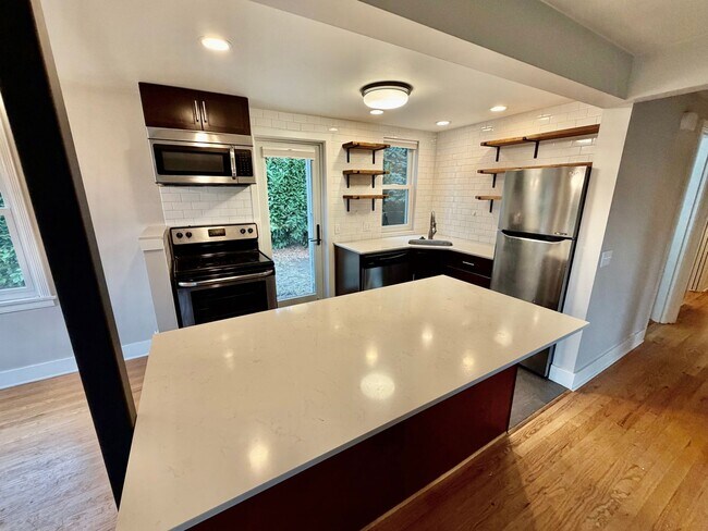 Foto del edificio - 2115 33rd Ave W