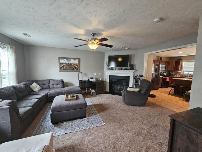 Foto del edificio - Two-Story Home Located in Lexington Planta...