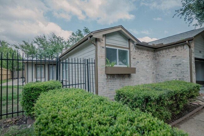 Building Photo - 3411 Hollandale Dr