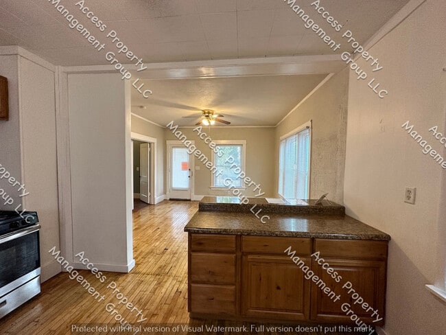Building Photo - Medical Mile Two Bedroom with parking!