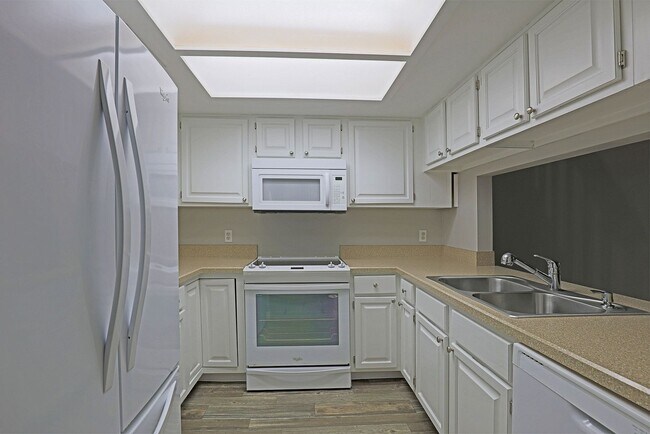 Foto del edificio - 8805 Lateen Ln