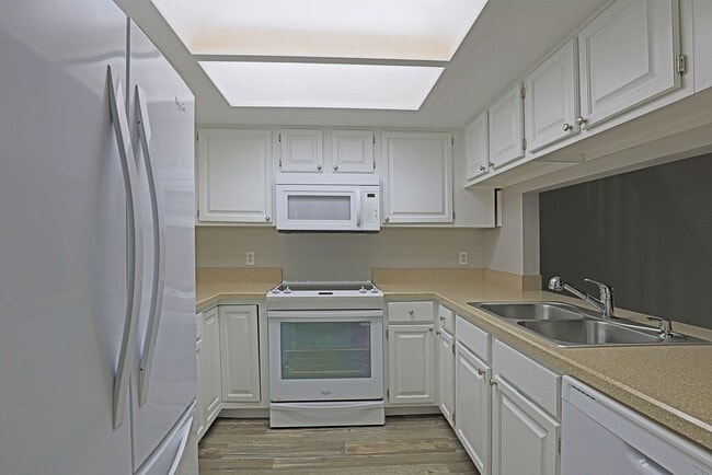 Building Photo - 8805 Lateen Ln