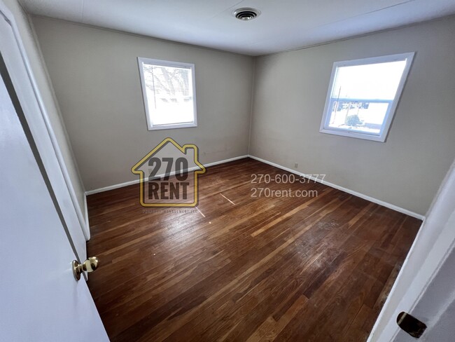 Building Photo - 121 Crestview Dr