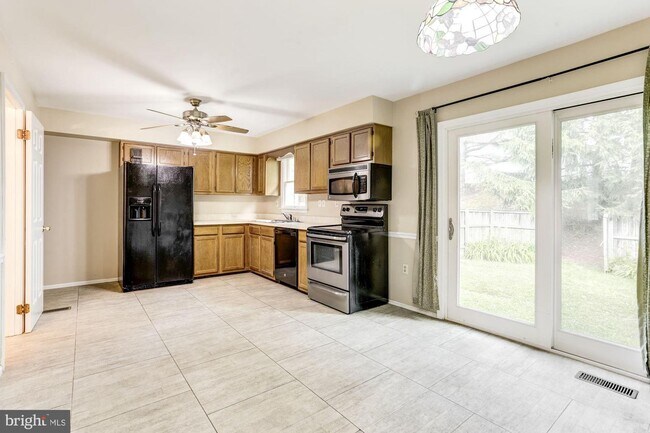 Building Photo - 1303 Oak View Dr