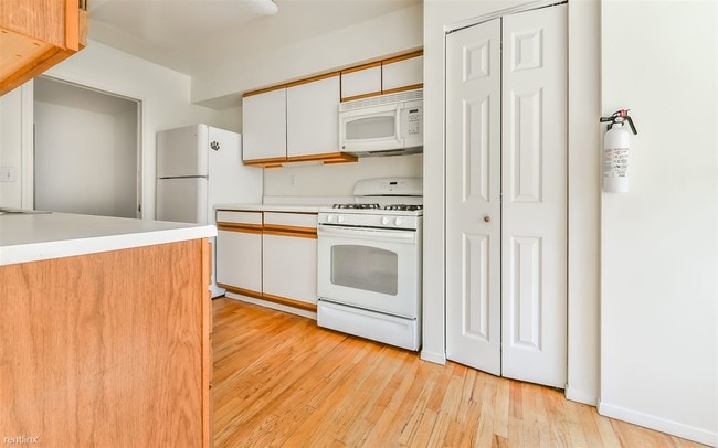 Building Photo - 3 br, 2.5 bath Townhome - 17 Hemingway St