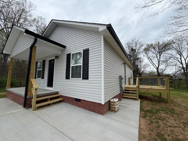 Foto del edificio - **MOVE IN SPECIAL, 1/2 OFF FIRST MONTHS RENT**Beautiful New 3 Bedroom 2 Bath House!