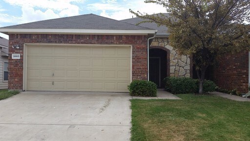 Building Photo - AVAILABLE NOW! 3 Bedroom 2 Bath Duplex Loc...
