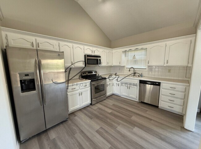 Building Photo - 308 NE Topaz Dr