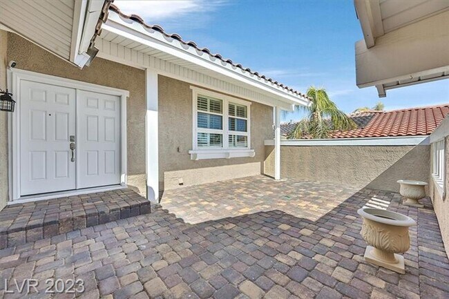 Building Photo - 4 Bed w/ Solar Panels & Pool