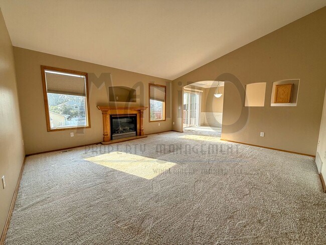 Building Photo - Beautiful Private Community Rancher