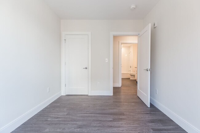 Building Photo - Large Renovated Unit in South End, Stainless Steel Kitchen Appliances, Laundry on a Site