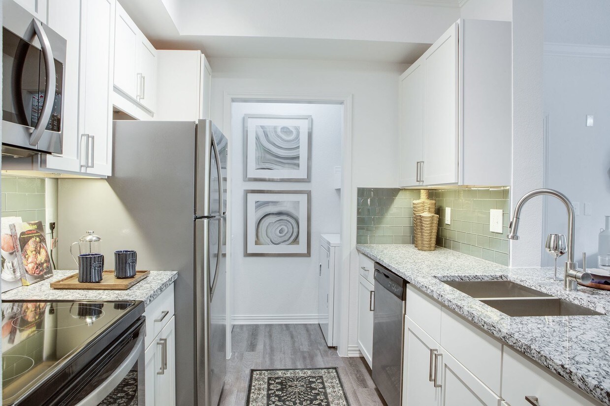 Cortland MacArthur Apartments in Irving, TX