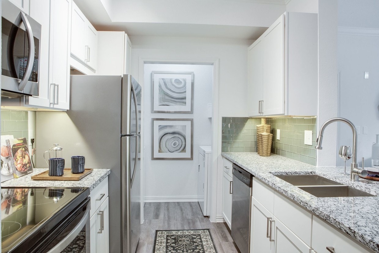 Cortland MacArthur Apartments in Irving, TX