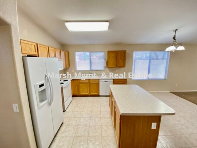 Foto del edificio - Great 3 bedroom home with lots of living s...