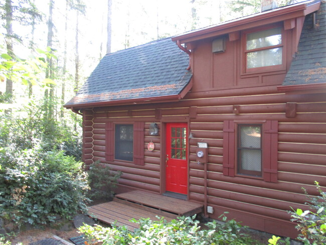 Foto del edificio - Beautiful 3 bedroom Log Home on large lot ...