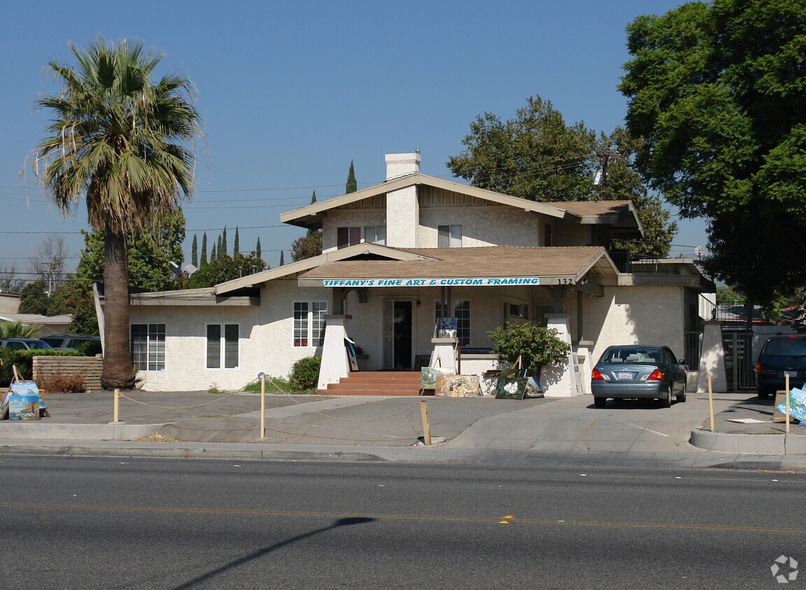 Foto del edificio - 132 W Foothill Blvd