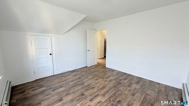 Foto del edificio - 466 Hollister Ave
