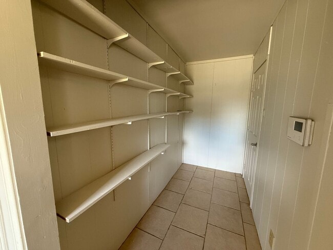 Building Photo - Available now - move-in special