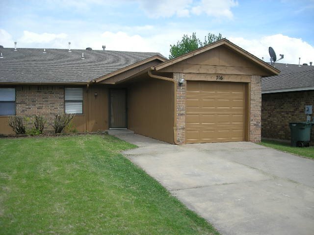 Building Photo - 716 Swan Lake Rd