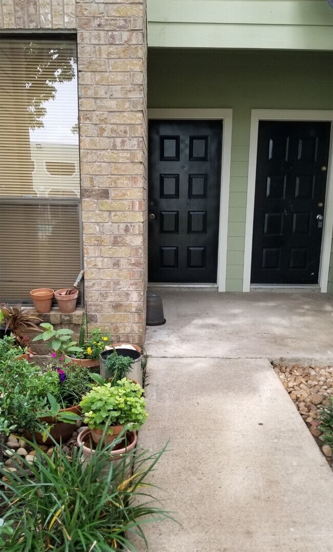 Foto del edificio - 6602 Harbor Town Dr