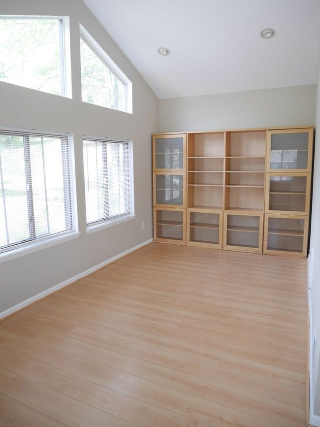 Building Photo - Columbia Contemporary Charmer in a Prime L...