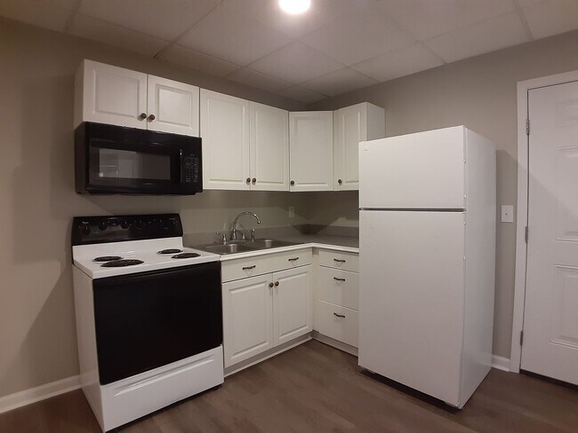 Foto del edificio - Radford, 1 BR / 1 BA Apartment, Available May 20th