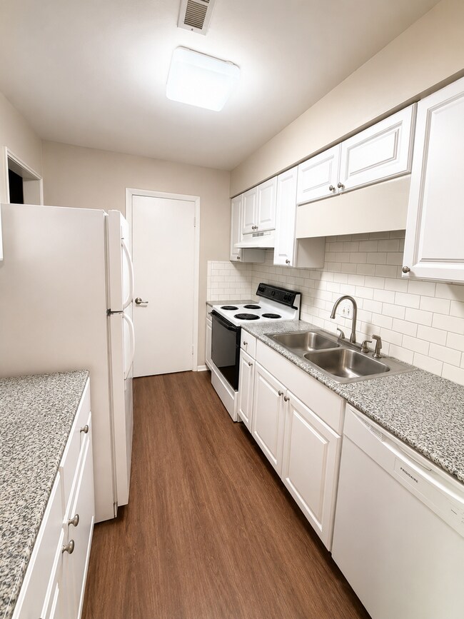 Foto del edificio - Spacious 2BR Condo in Prime West Raleigh Location!