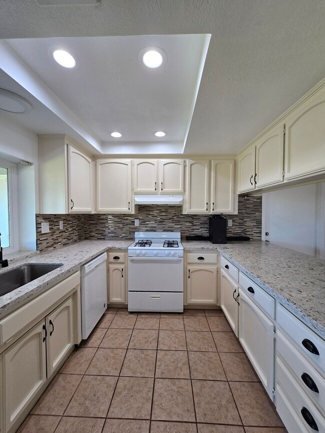 Building Photo - Beautiful 3 Bedroom, 2 Bathroom Home on a Corner Lot – Move-In Ready!