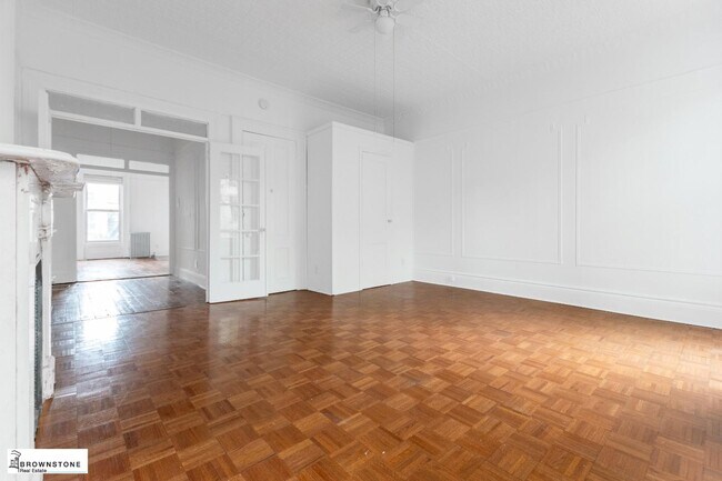 Building Photo - Cobble Hilll One-Bedroom with Classic Brow...
