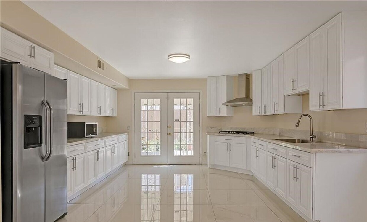 Building Photo - NO HOA!!  MODERNIZED BEAUTY WITH 2 CAR GAR...