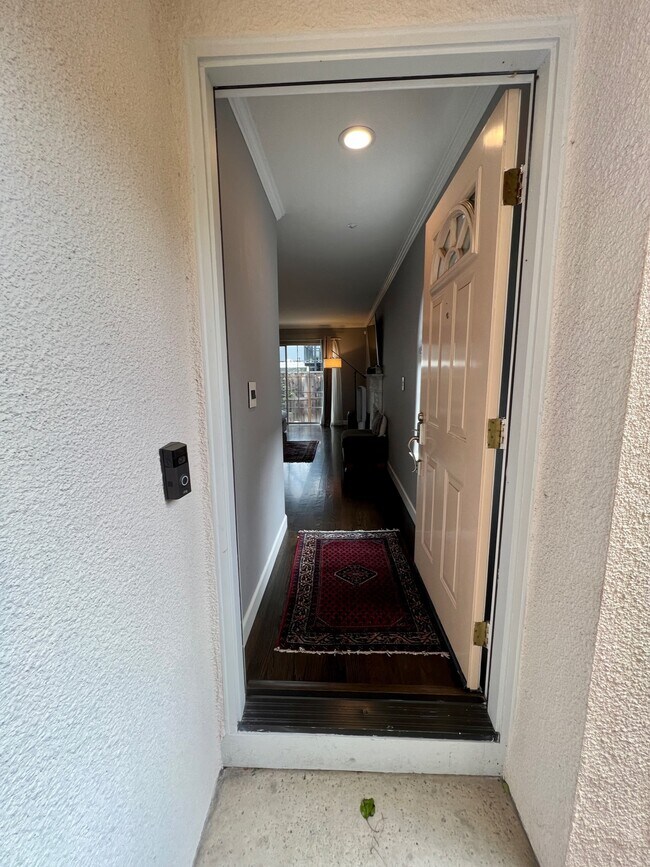 Building Photo - 1569 Oxford St