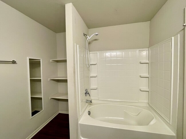 Building Photo - Three bed,  two bath in Valley View available now