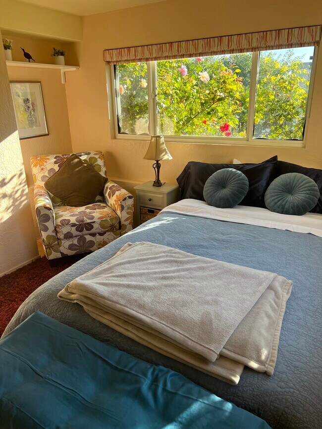 Building Photo - 651 Kern St