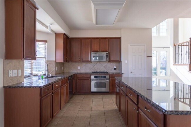 Building Photo - 5 bedroom with game room, balcony, covered...